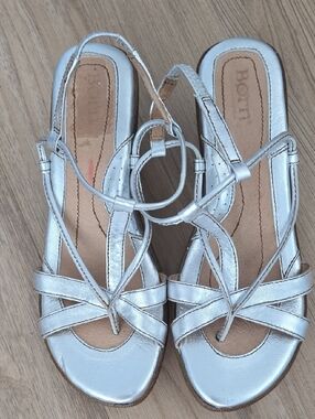 Born Metallic Silver Leather T-Strap Sandals 8